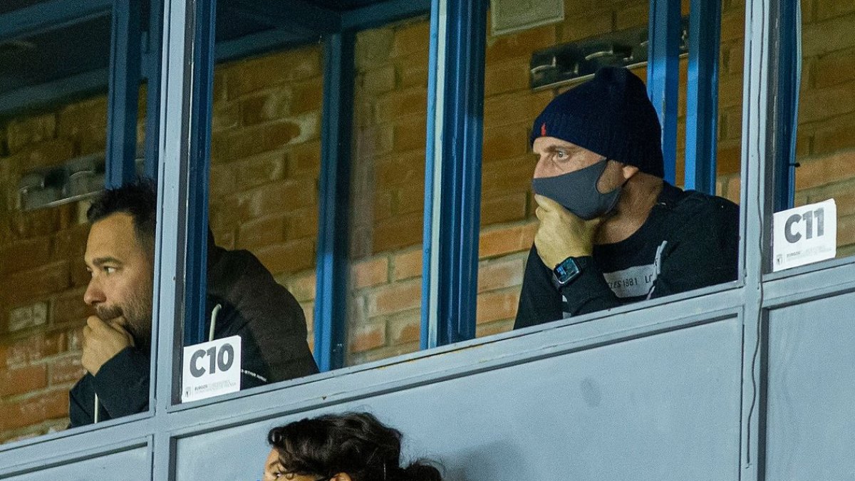 Calero, a la derecha, siguió el último partido desde una cabina de radio. SANTI OTERO