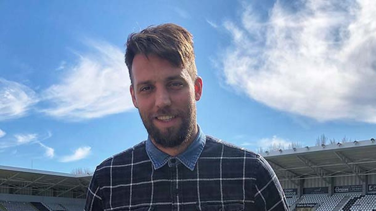 Michu posa con la camiseta del Burgos que enviará a Haaland, ayer. BURGOS CF