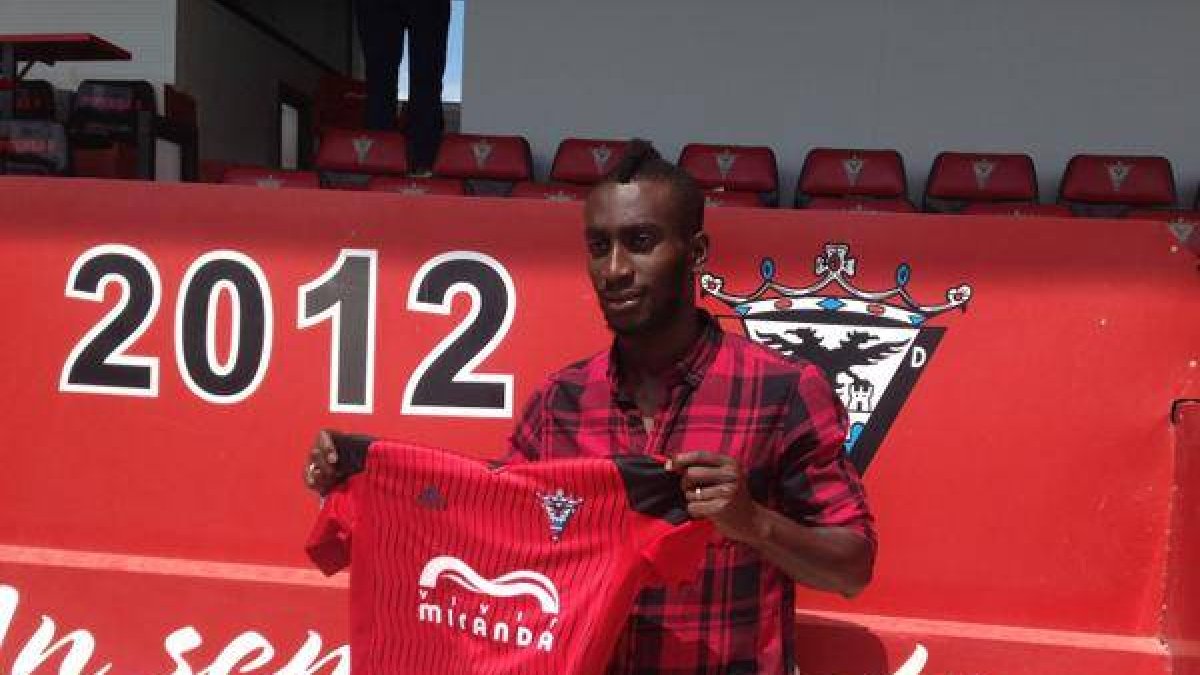 Lago Junior posa en Anduva con la camiseta del CD Mirandés-ECB