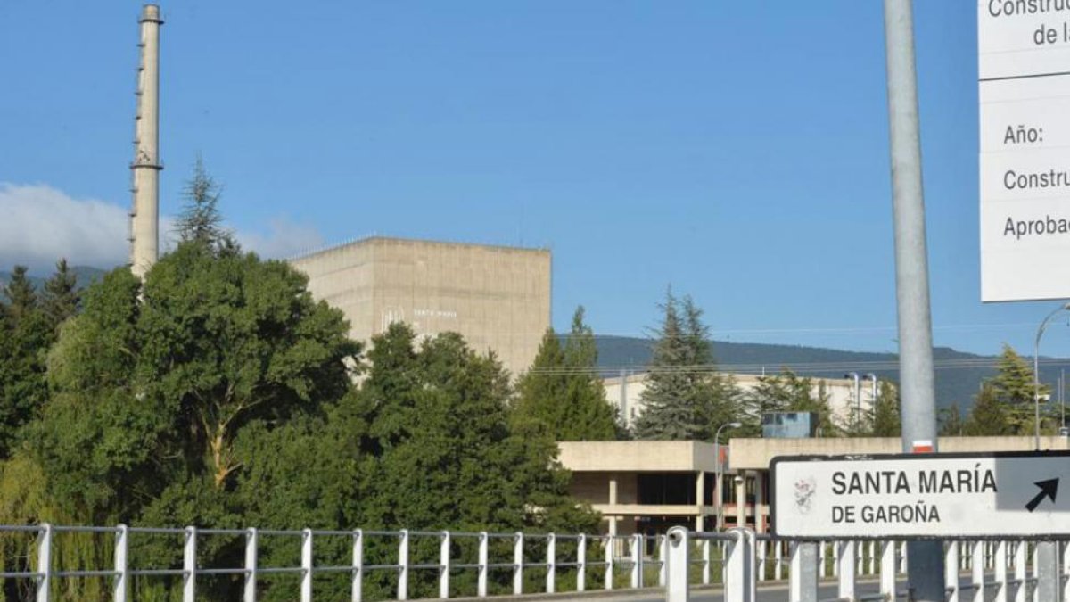 Los ayuntamientos mostraron su preocupación por los residuos existentes en la central burgalesa.-ECB