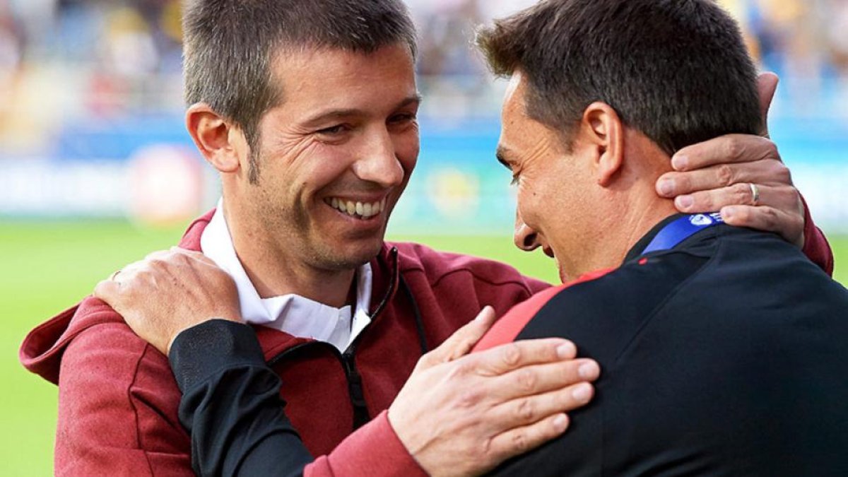 Albert Celades, durante su etapa como seleccionador de España sub-21, felicitado por Rui Jorge, su homólogo de Portug-EFE