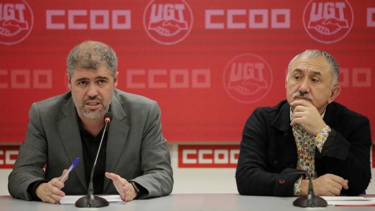 Unai Sordo (izquierda) y Pepe Álvarez (derecha), presiden la reunión de las ejecutivas de CCOO y UGT, celebrada hoy.-/ JOSE LUIS ROCA