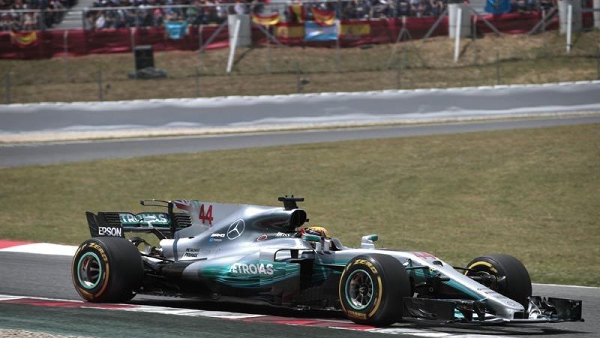El piloto británico de Mercedes Lewis Hamilton durante la carrera del GP de España de F1 que se disputa en el circuito de Barcelona-Catalunya.-EFE
