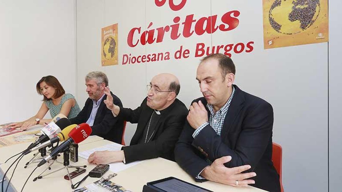 María Gutiérrez, coordinadora de Acción Social; Jorge Simón, director de Cáritas; el arzobispo, Fidel Herráez; y Juan José Dueñas, secretario general.-RAÚL G. OCHOA