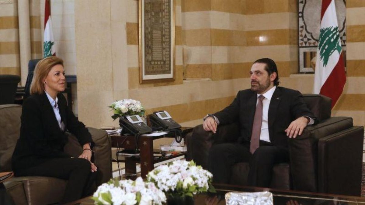 María Dolores de Cospedal con el primer ministro libanés, Saad Hariri, el 2 de marzo en Beirut.-