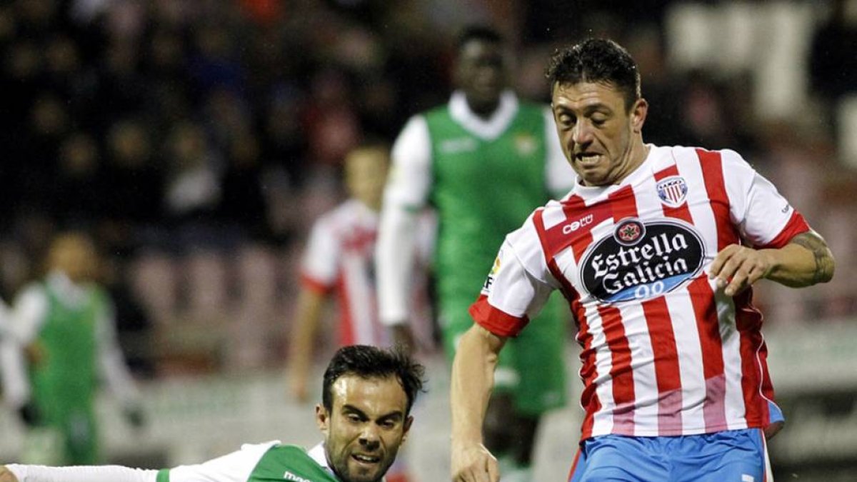 Valle salva la entrada de un jugador del Betis el pasado curso.-EL PROGRESO