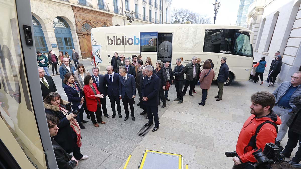 Ortega acudió ayer a Burgos para inspeccionar junto al presidente de la Diputación, César Rico, los nuevos bibliobuses que recorrerán la provincia. RAÚL OCHOA