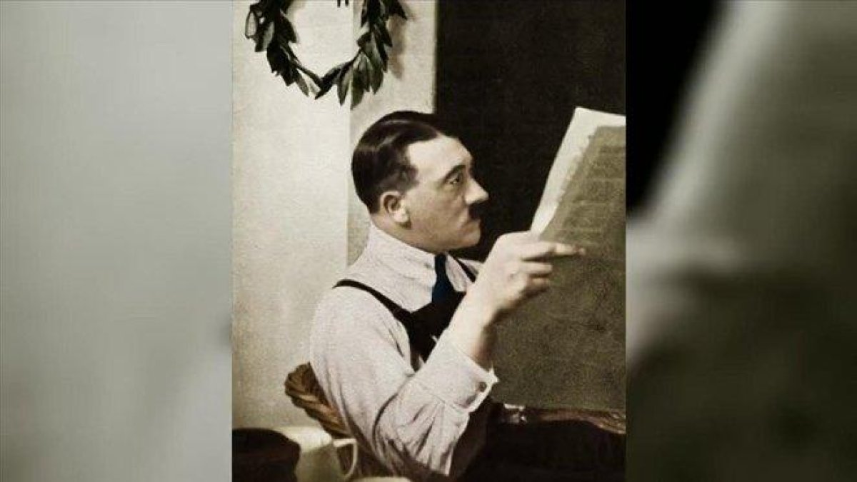 Hitler, en la prisión de Landsberg, donde cumplió condena en un régimen privilegiado.-GETTY IMAGES