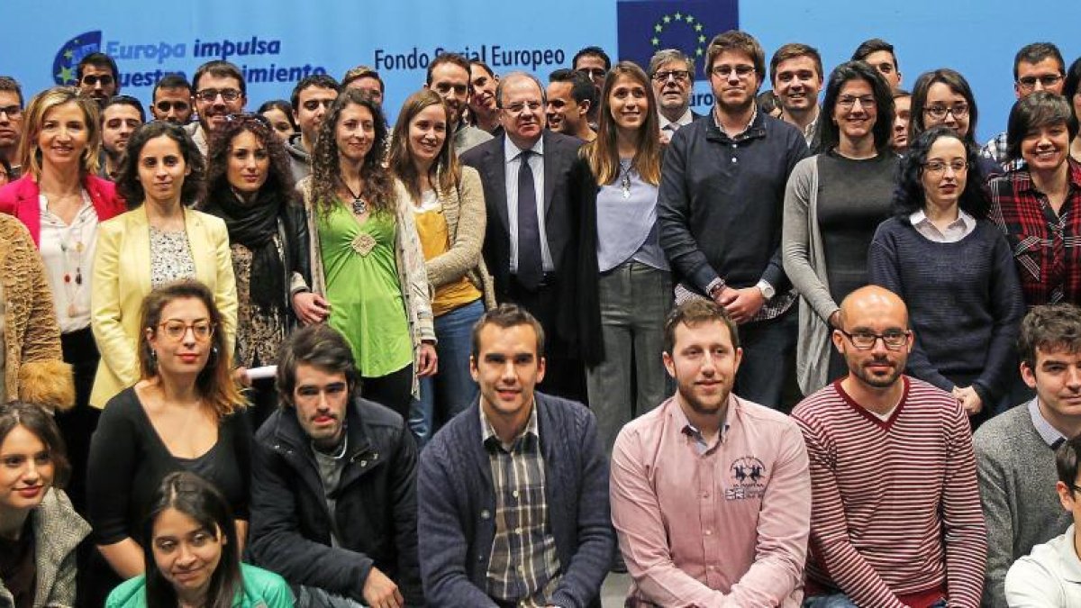Foto de familia de Valdeón, Alicia García y Herrera con los participantes en la presentación del Plan de Empleo Joven 2016 celebrado en el Centro Cultural Miguel Delibes de Valladolid.-J. M. LOSTAU