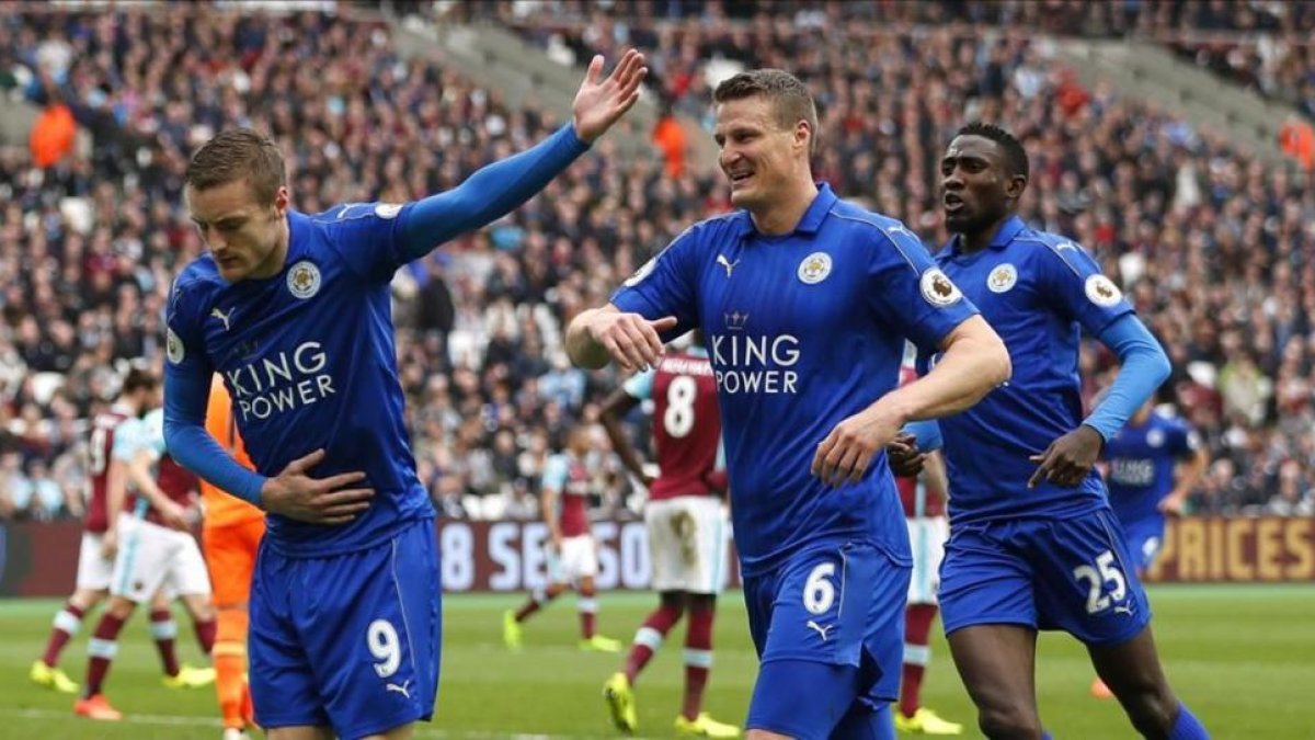 Jamie Vardy saluda al público tras marcar el tercer gol para el Leicester contra el West Ham.-REUTERS / PETER NICHOLLS