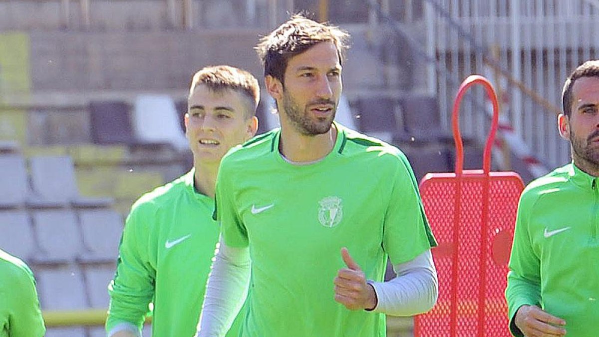 Aritz Borda durante un entrenamiento con el Burgos CF en El Plantío.-ISRAEL L. MURILLO