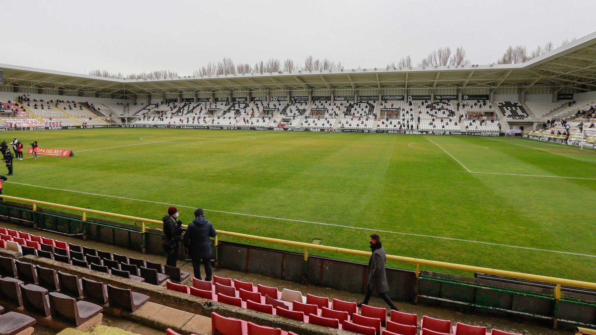 Aspecto de El Plantío antes del partido disputado ayer. RAÚL OCHOA