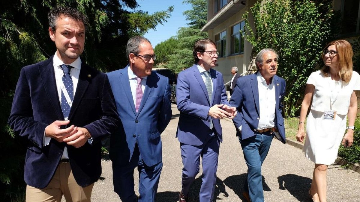 Alfonso Fernández Mañueco (centro), ayer, en Aranda de Duero.-JCYL