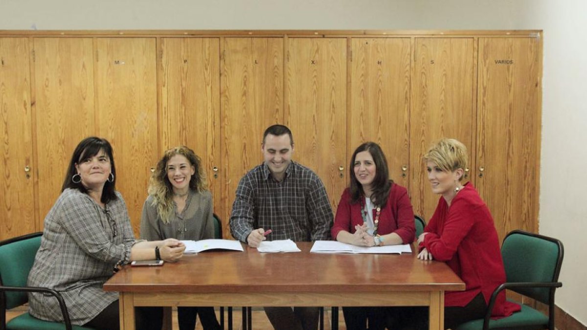 Virginia Jiménez (izq),Álvaro Morales (centro) y Esther Peña (dch.) junto a varios compañeros ayer en Briviesca.-G. G.
