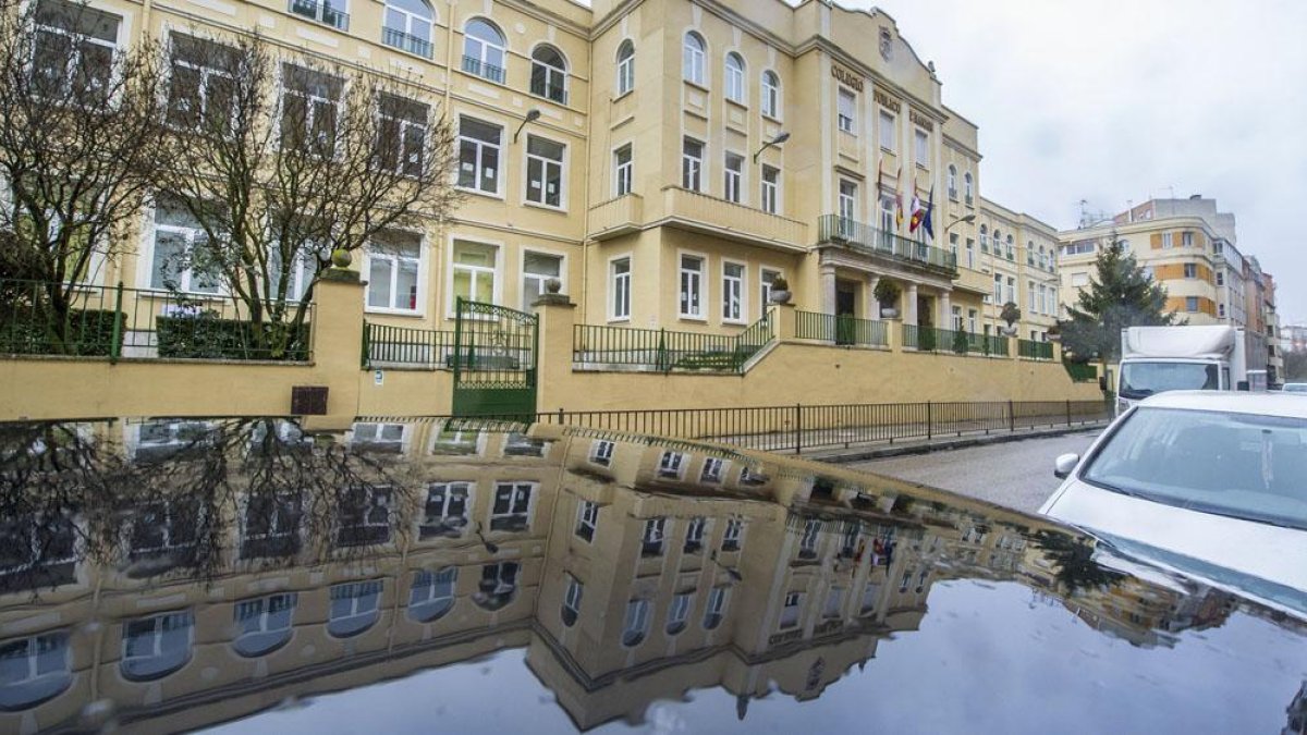 Fachada principal del colegio Padre Manjón.-ISRAEL L. MURILLO
