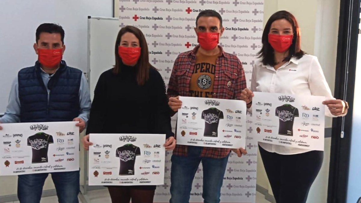 Los organizadores y los responsables de Cruz Roja en Aranda. CRUZ ROJA
