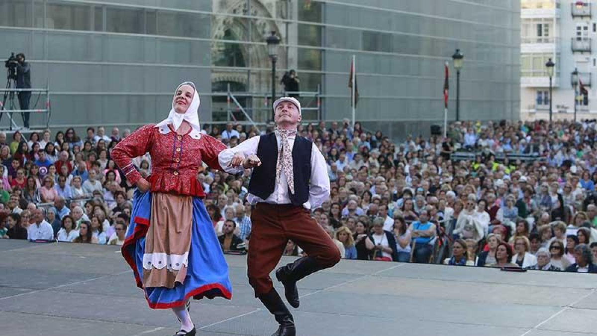 La plaza de San Juan volvió a llenarse anoche para aplaudir a los bailarines. Aquí una pareja del grupo de Chequia.-Raúl Ochoa