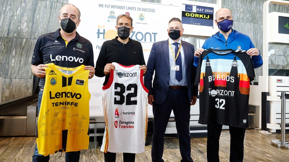 LOS EQUIPOS ESPAÑOLES COMPARTEN AVIÓN. El Hereda San Pablo Burgos, el Zaragoza y el Tenerife compartieron vuelo chárter hasta Rusia en una iniciativa muy interesante para todas las partes implicadas. Los entrenadores de los equipos españoles presentes en la Final a 8 posaron antes de poner rumbo a la ciudad de Nizhny Novgorod. TWITTER / @CB1939CANARIAS