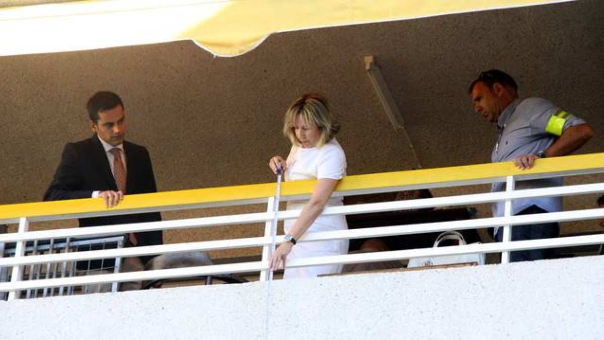 A la izquierda el juez, la fiscal en el centro, y el jefe de área de investigación de los Mossos de Esquadra a la derecha.-ACN