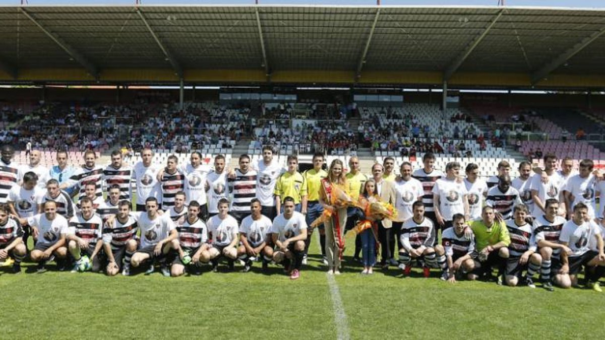 Foto de familia de los componentes de los dos equipos finalistas del trofeo en los compases previos al arranque de la gran final en El Plantío.-Raúl G. Ochoa