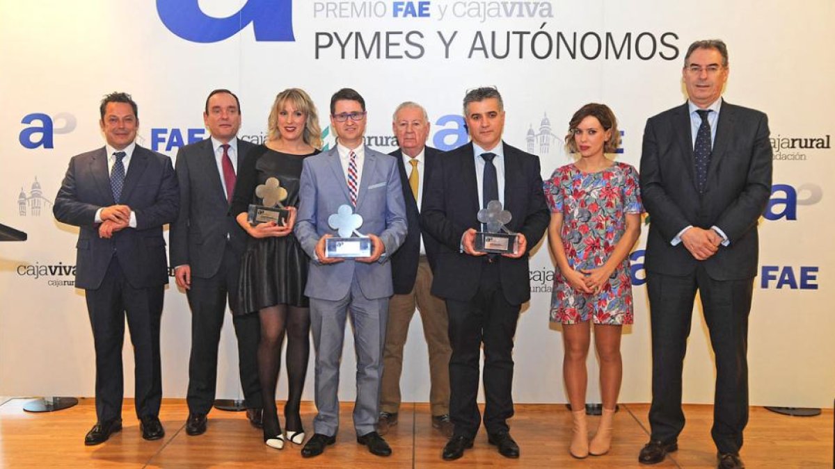 Rica, Sobremonte, García Romera y Benavente posan con los galardonados en esta edición de los premios a la pequeña empresa.-ISRAEL L. MURILLO