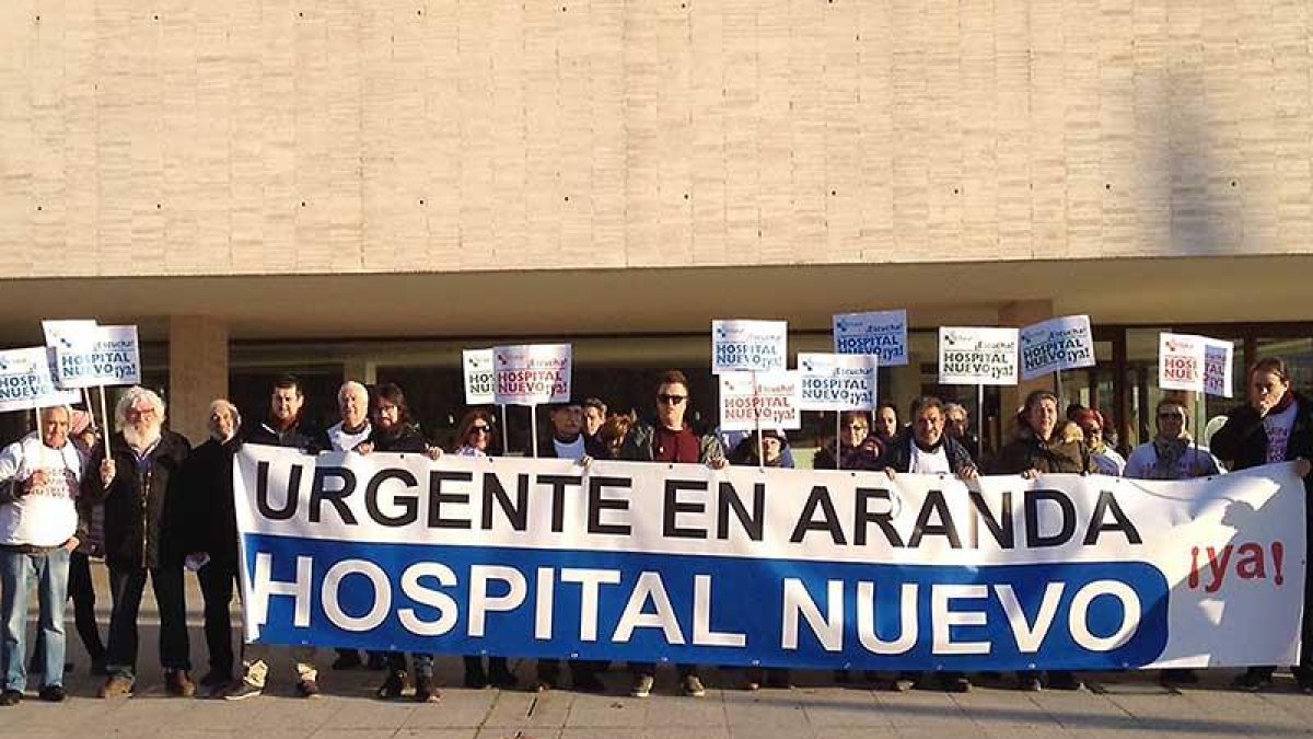 Una treintena de personas se desplazó ayer a las puertas de las Cortes de Castilla y León.-ECB