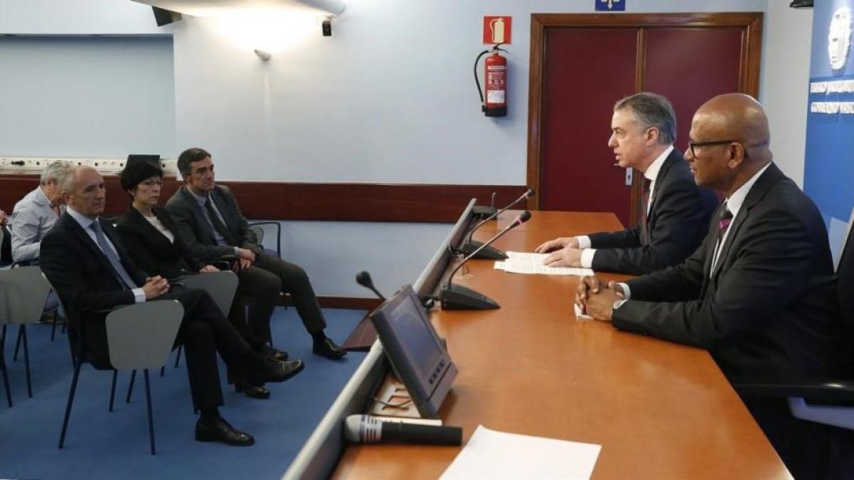 El lehendakari, Íñigo Urkullu, y el coordinador de la Comisión Internacional de Verificación, Ram Manikkalingam, hablan este sábado 8 de abril del desarme de ETA.-EFE / GORKA ESTRADA