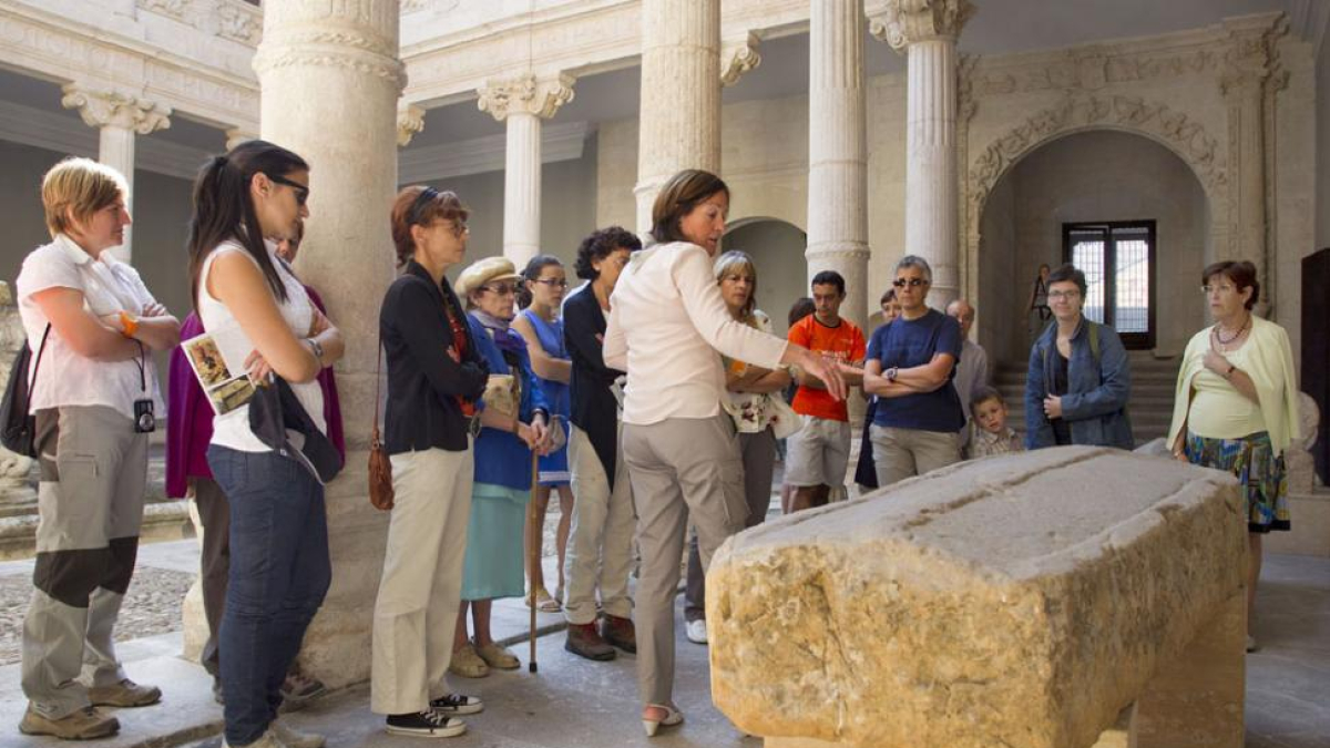 Un grupo de personas visita las instalaciones del Museo de Burgos.-ISRAEL L. MURILLO