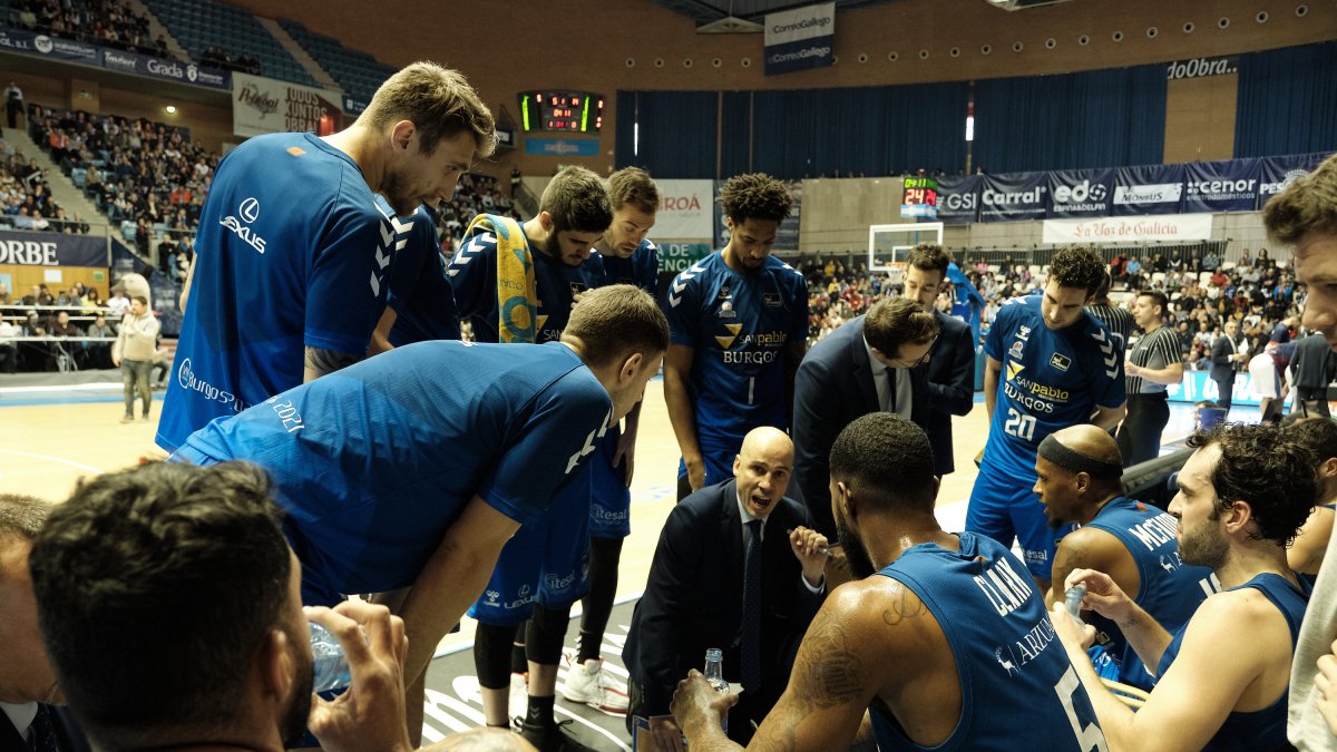 Jugadores y cuerpo técnico del San Pablo Burgos, durante un tiempo muerto. ACB PHOTO