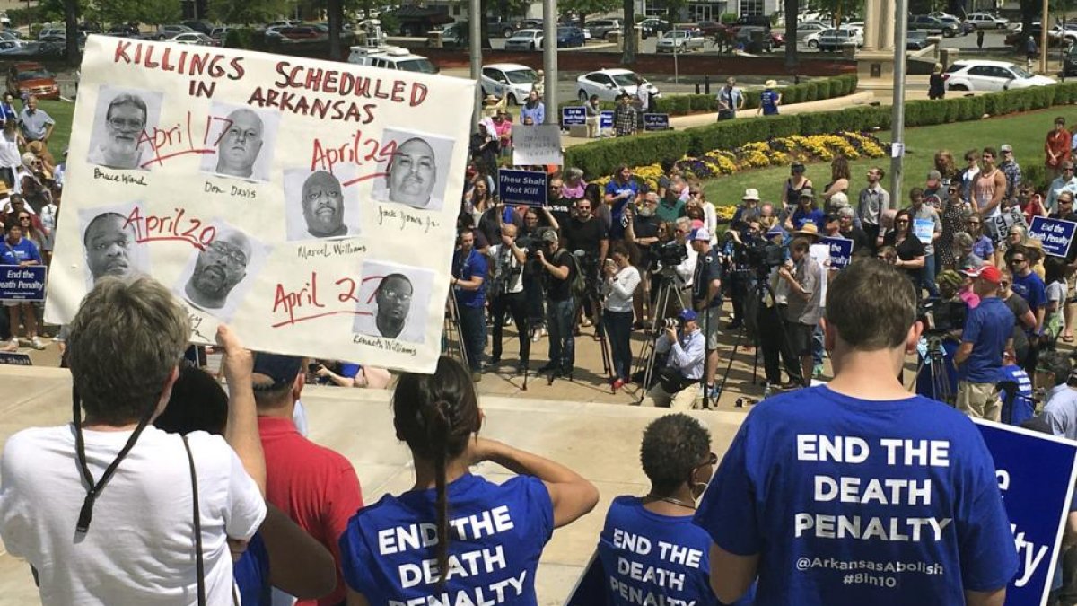 Varios activistas protestan este viernes frente al Capitolio de Little Rock contra las ejecuciones masivas que el estado de Arkansas quiere llevar a cabo.-KELLY P. KISSEL