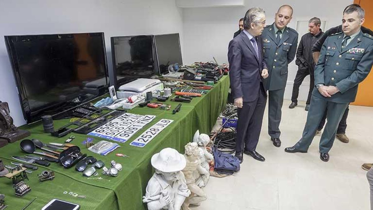 El subdelegado del Gobierno, Roberto Saiz, el agente AntonioSanz y Alfonso Martín, junto a los efectos recuperados.-SANTI OTERO