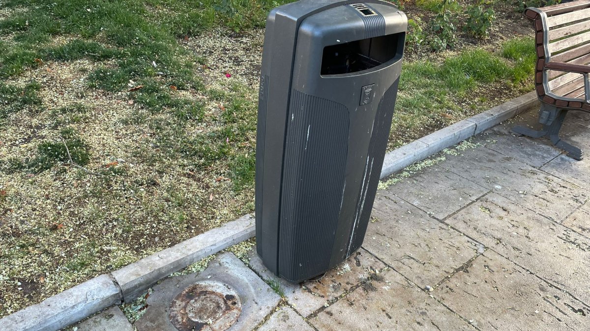 Imagen de una papelera nueva instalada por la nueva concesionaria. ECB