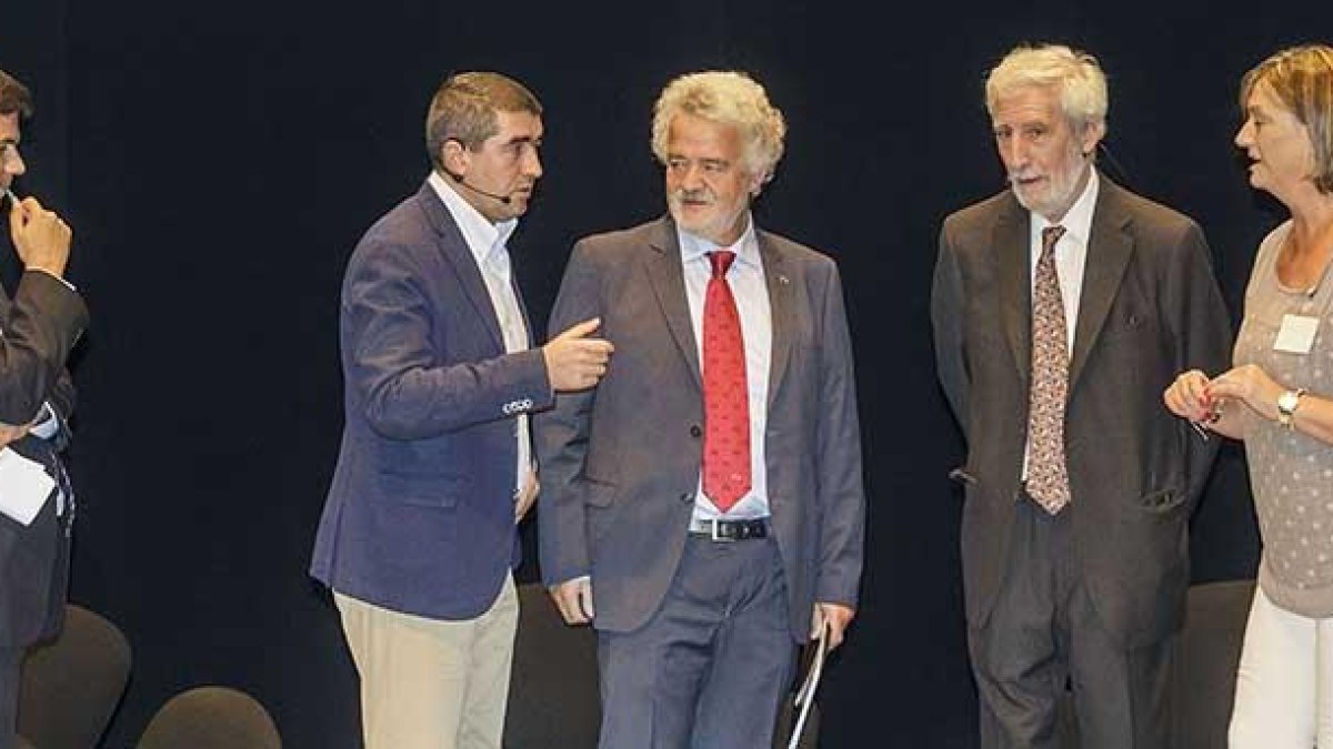 David Cantarero, Pablo Lago , Fernando Lara, Juan Luis Beltrán, y Lucía Santamaría, ayer en el Congreso de Enfermería.-SANTI OTERO