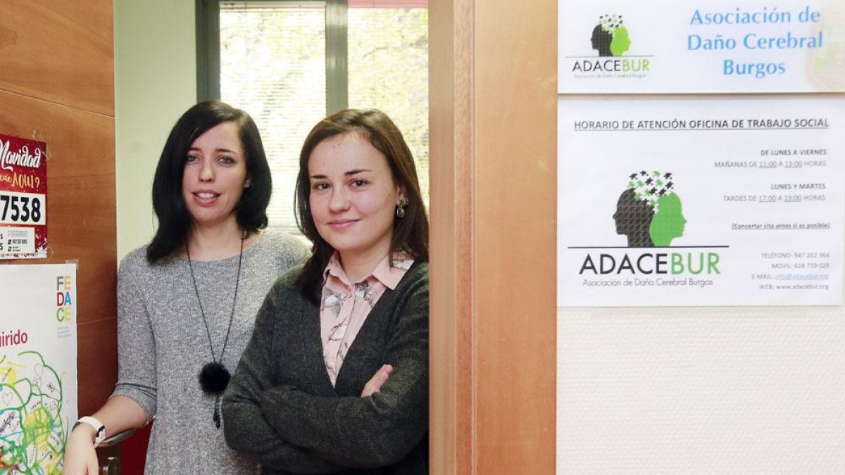 Mónica Alba Romero (izqda) y Olalla Rodríguez, trabajadora social y neuropsicóloga de Adacebur.-RAÚL G. OCHOA