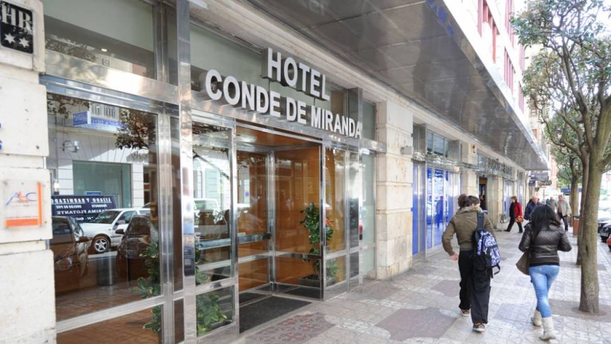 El albergue juvenil se ubicará en el edificio sobre la estación de autobuses de la calle Miranda.-ISRAEL L. MURILLO