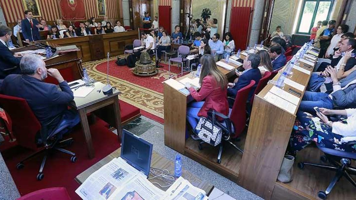 Un momento del Pleno celebrado ayer para abordar la actualidad de la capital burgalesa.-RAÚL G. OCHOA