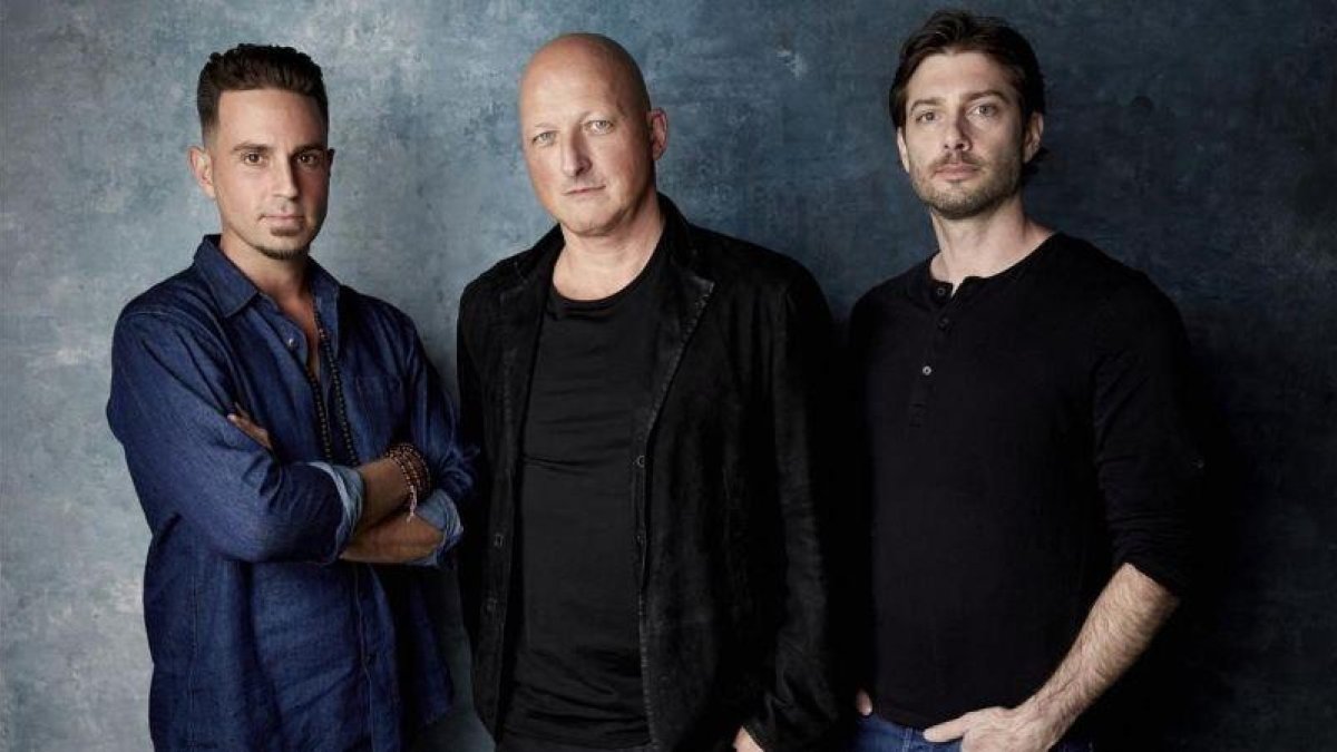 Dan Reed (centro), director del documental Leaving Neverland, entre dos de las víctimas de Michael Jackson, Wade Robson y James Safechuck.-TAYLOR JEWELL (AP)