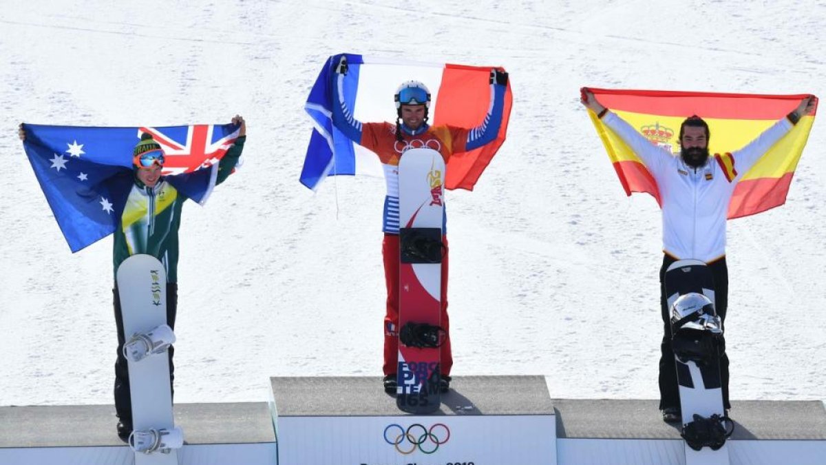 Regino Hernández, en el podio, junto al francés Vaultier (centro) y el australiano Hughes.-REUTERS / DYLAN MARTINEZ