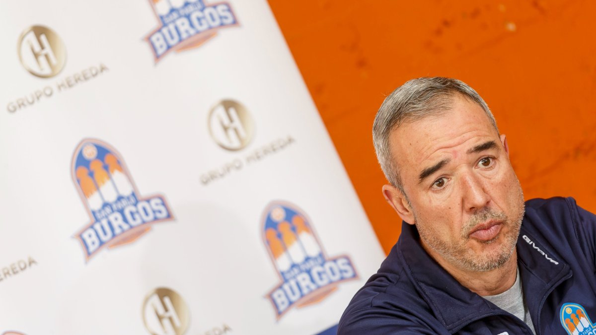 Olmos, pensativo en la previa del partido contra el Barcelona. SANTI OTERO