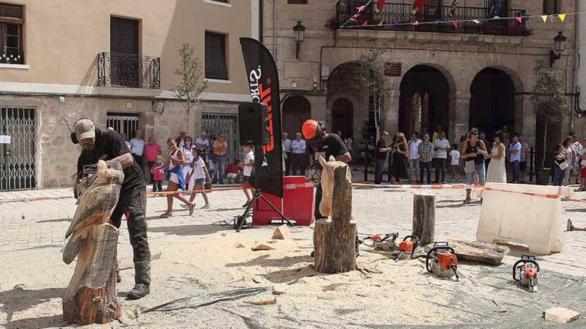 Un momento de la demostración de talla de madera.-G. G.