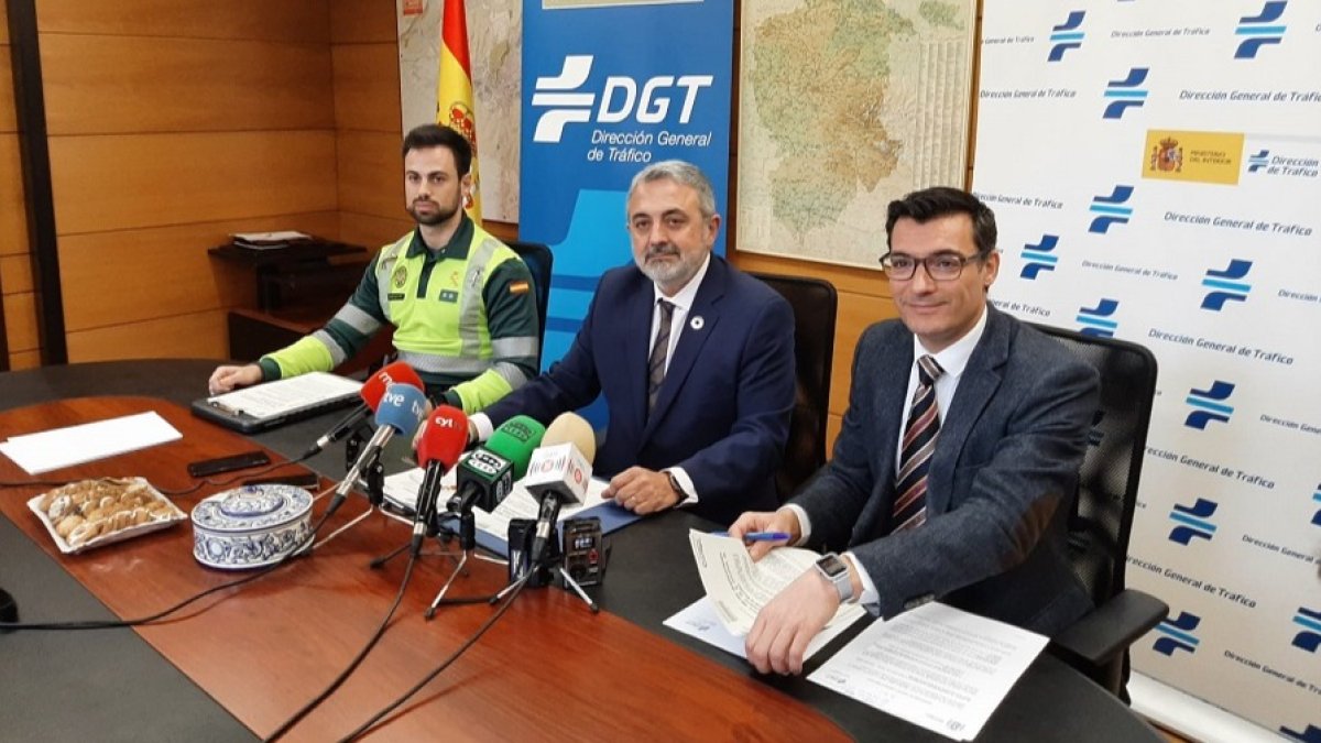 El teniente del subsector de Tráfico de la Guardia Civil, José María Izquierdo, el subdelegado del Gobierno, Pedro de la Fuente, y el jefe provincial de Tráfico en Burgos, Raúl Galán, presentan el Operativo Especial de Navidad. ECB