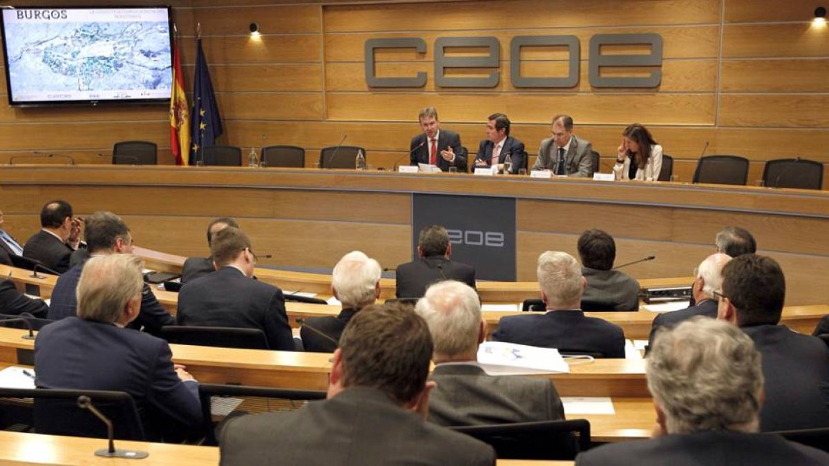 La presentación encabezada por el alcalde, Javier Lacalle, el presidente de Cepyme, Antonio Garamendi, y el presidente de FAE, Miguel Ángel Benavente.-ICAL