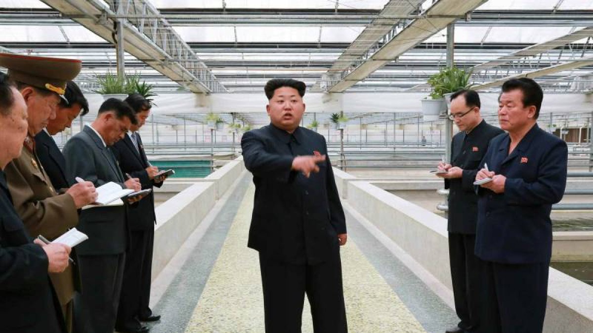 El líder norcoreano Kim Jong-un (c) durante una visita a una fábrica en una locación sin identificar en Corea del Norte.-Foto: EFE/ YONHAP
