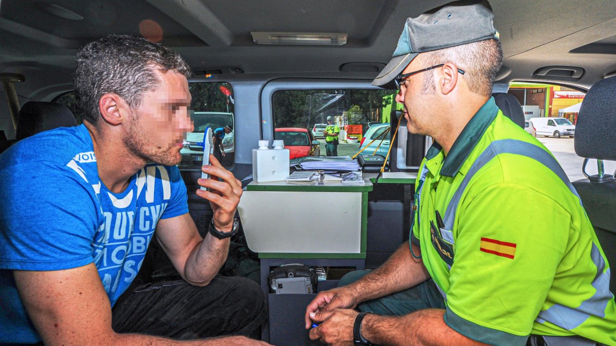 Imagen de un control de drogas realizado por la Guardia Civil. ISRAEL L. MURILLO