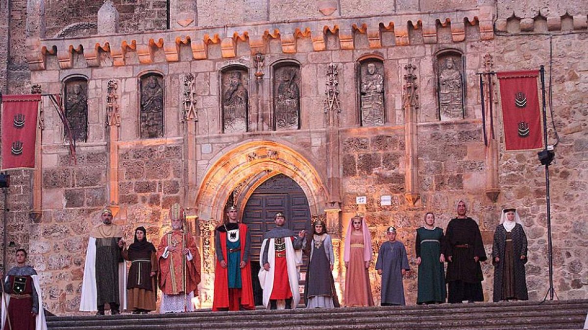 Imagen de la representación de la obra a las puertas del Monasterio de San Salvador.-G.G.
