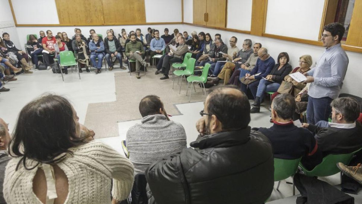 Raúl Salinero, a la derecha, en el inicio de la asamblea en el centro municipal de Comuneros.-SANTI OTERO