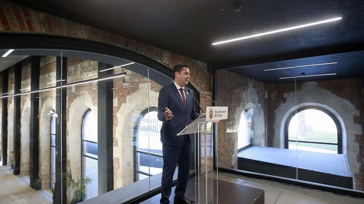 El alcalde compareció ante los medios en una de las salas de la vieja estación de trenes.-RAÚL G. OCHOA