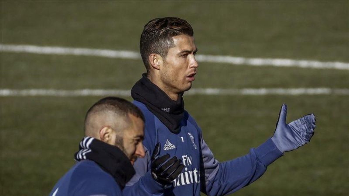 Cristiano Ronaldo y Benzema, durante el entrenamiento de este martes en la ciudad deportiva de Valdebebas.-EFE / EMILIO NARANJO