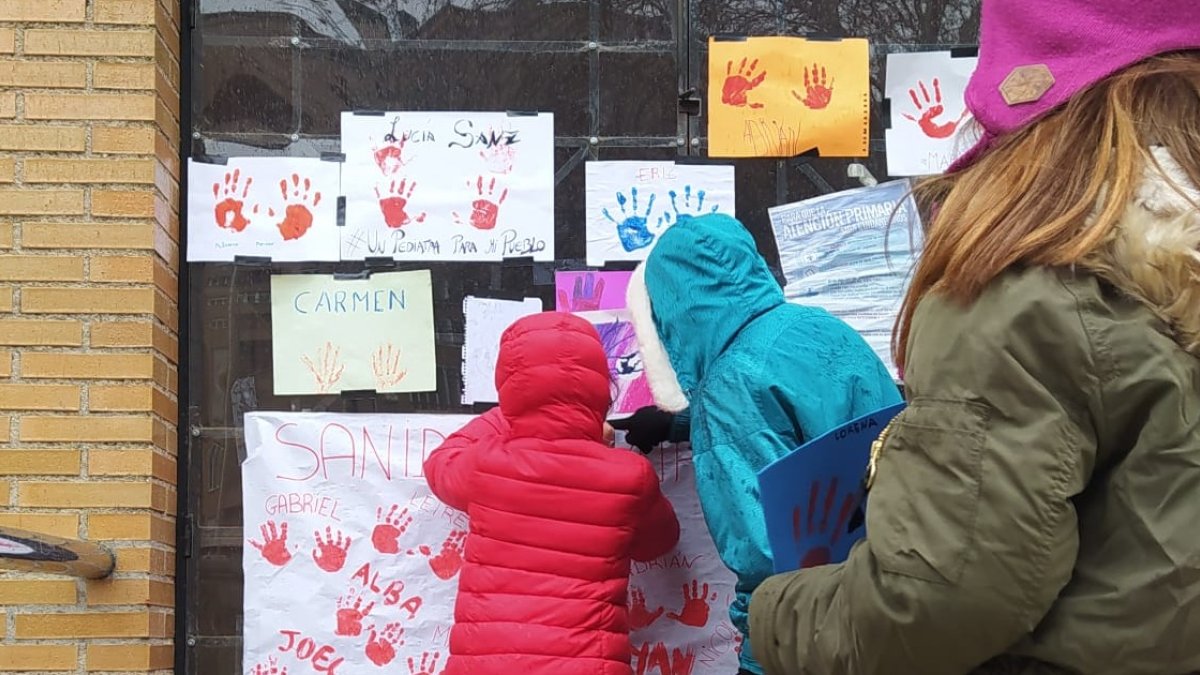 Varios niños colocan sus dibujos en el ambulatorio norte de Aranda. L. V.