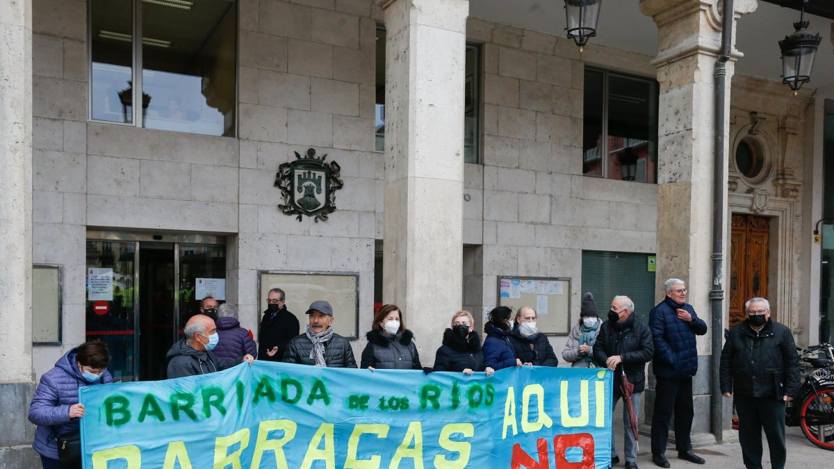 Los vecinos de la Barriada de los Ríos se manifestaron en contra de mantener las barracas en el polígono docente. SANTI OTERO